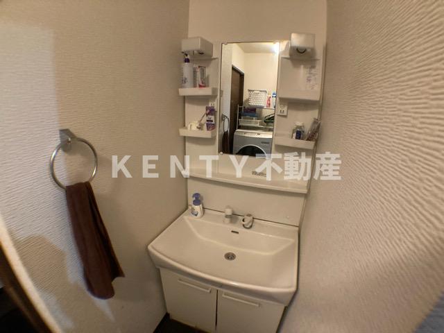 洗面設備　明るい洗面所です