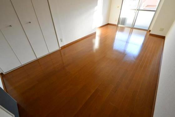 居室・リビング　洋室１０．５帖！！フローリングワックスでコーティングして