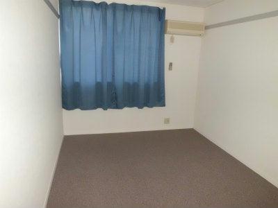 その他　2階東側洋間。エアコン付。