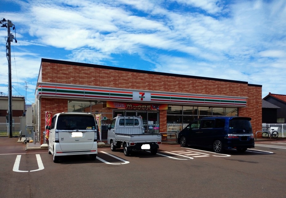 コンビニ　セブンイレブン上越安江店（コンビニ）まで585m
