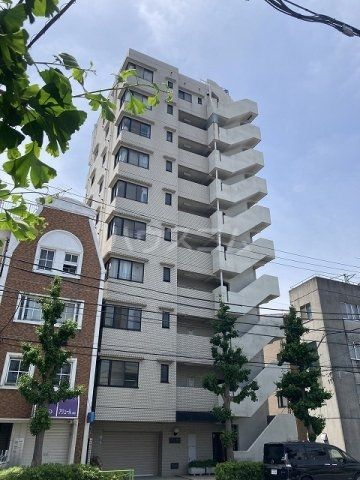 北区中里のマンションの建物外観