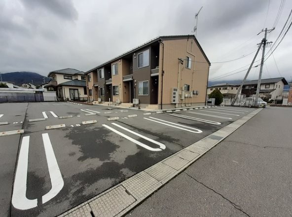 【松本市波田のアパートの駐車場】