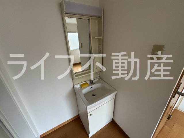 洗面設備　独立洗面台、朝の身支度には欠かせません