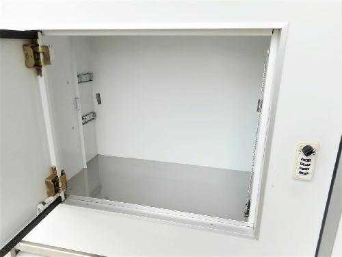 玄関　玄関扉に宅配ボックスあり