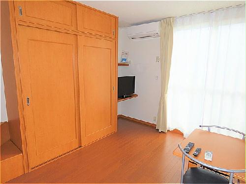 居室・リビング　カーテンやテーブル、テレビも備え付けです