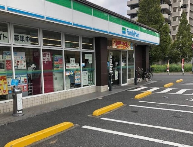 コンビニ　ファミリーマート浦和美園駅前店（コンビニ）まで696m