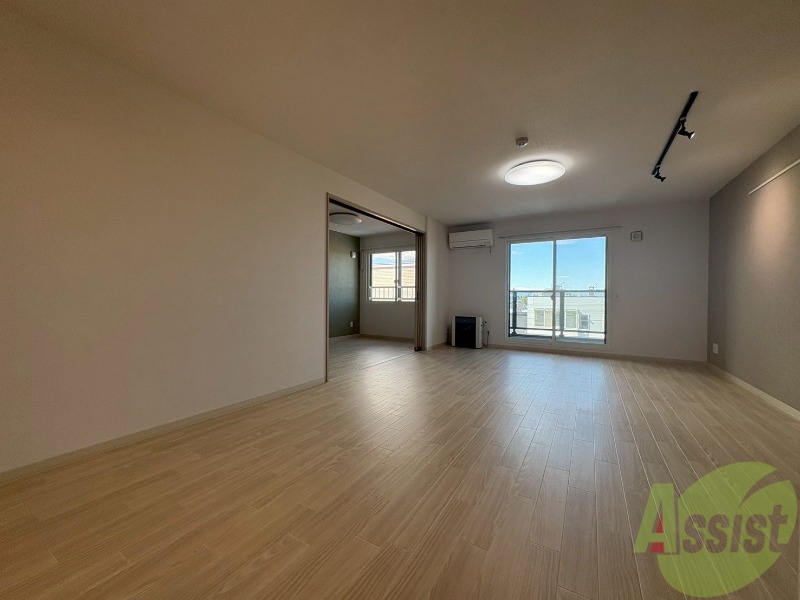 居室・リビング　日当たり良く広々したリビングで快適に過ごせます。