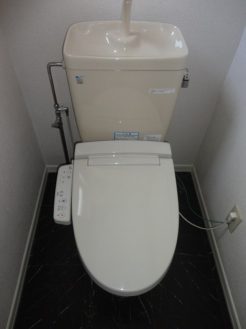 トイレ　写真は101号室です。（参考）