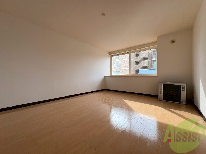 居室・リビング　木目のフローリングは落ち着きのある印象のお部屋になりますね。