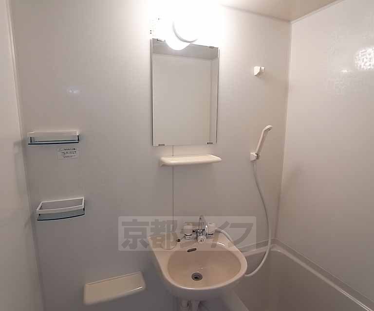 洗面設備　浴室内の洗面台です。