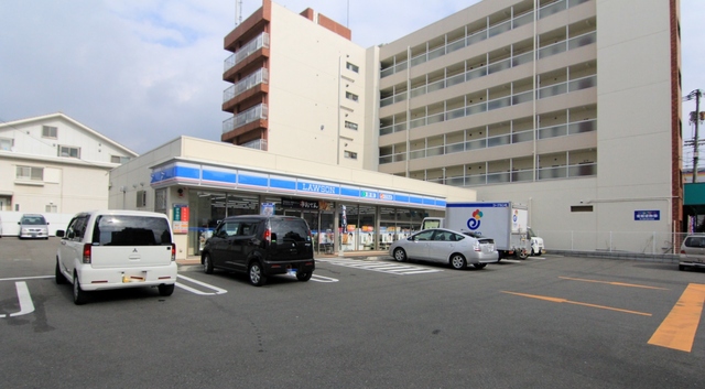 コンビニ　ローソン松山築山町店（コンビニ）まで220m