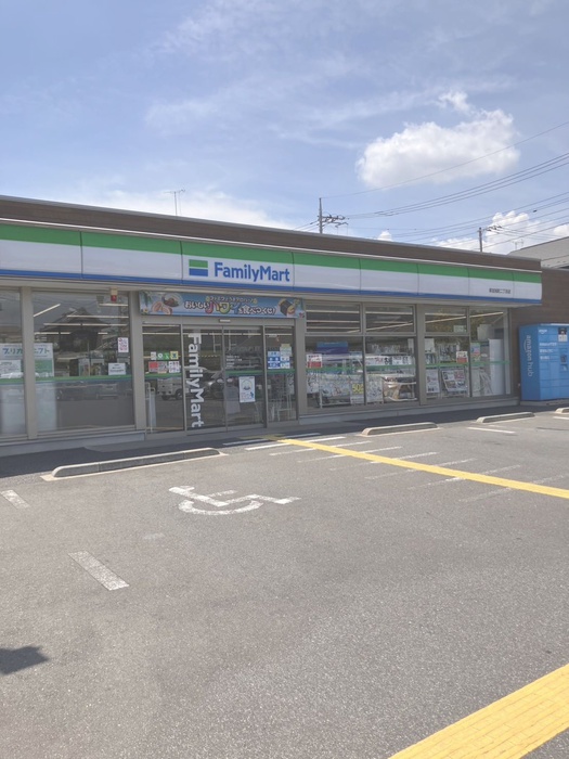 コンビニ　ファミリーマート　草加旭町二丁目店（コンビニ）まで500m
