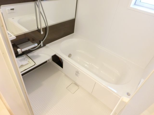 バス・シャワールーム　ゆったりとした一坪の浴室、便利な追焚機能付き