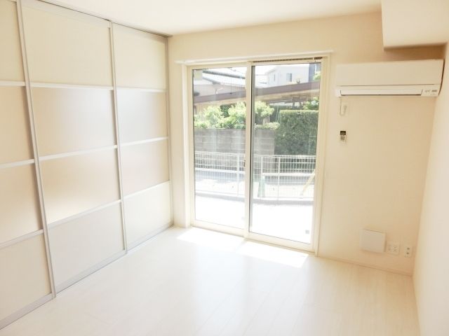 居室・リビング　白を基調としたオシャレな内装です