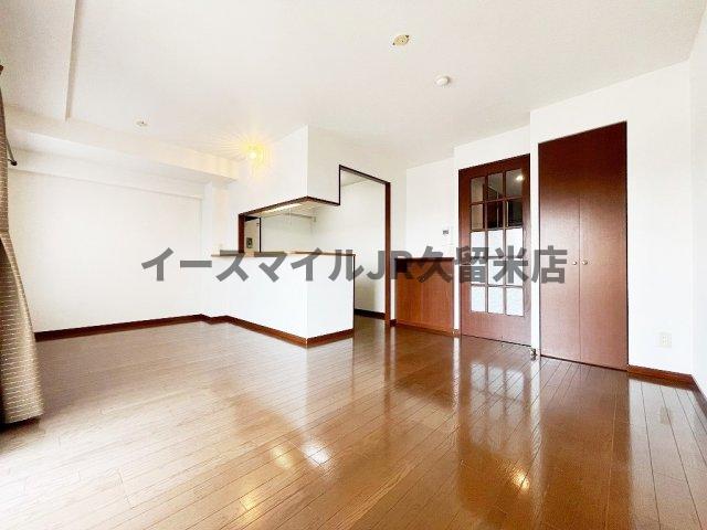 居室・リビング　同マンション内の別室の内装写真となります。 ※参考イメージ