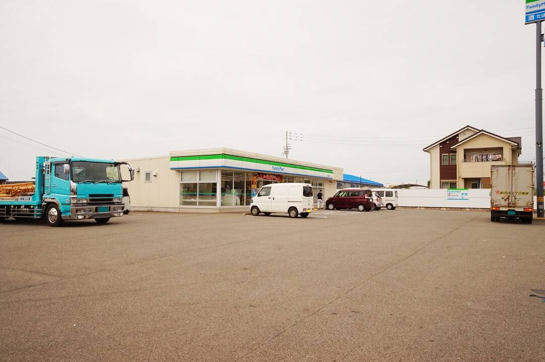 コンビニ　ファミリーマート伊予灘町店（コンビニ）まで151m