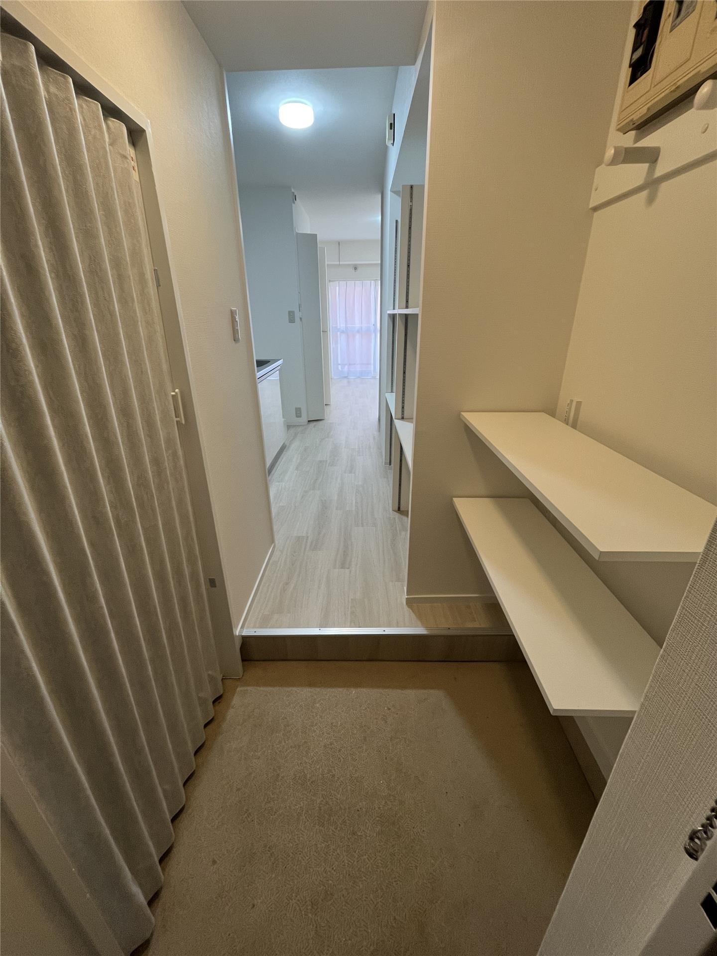 玄関　広々とした玄関です。棚には靴が置けます♪