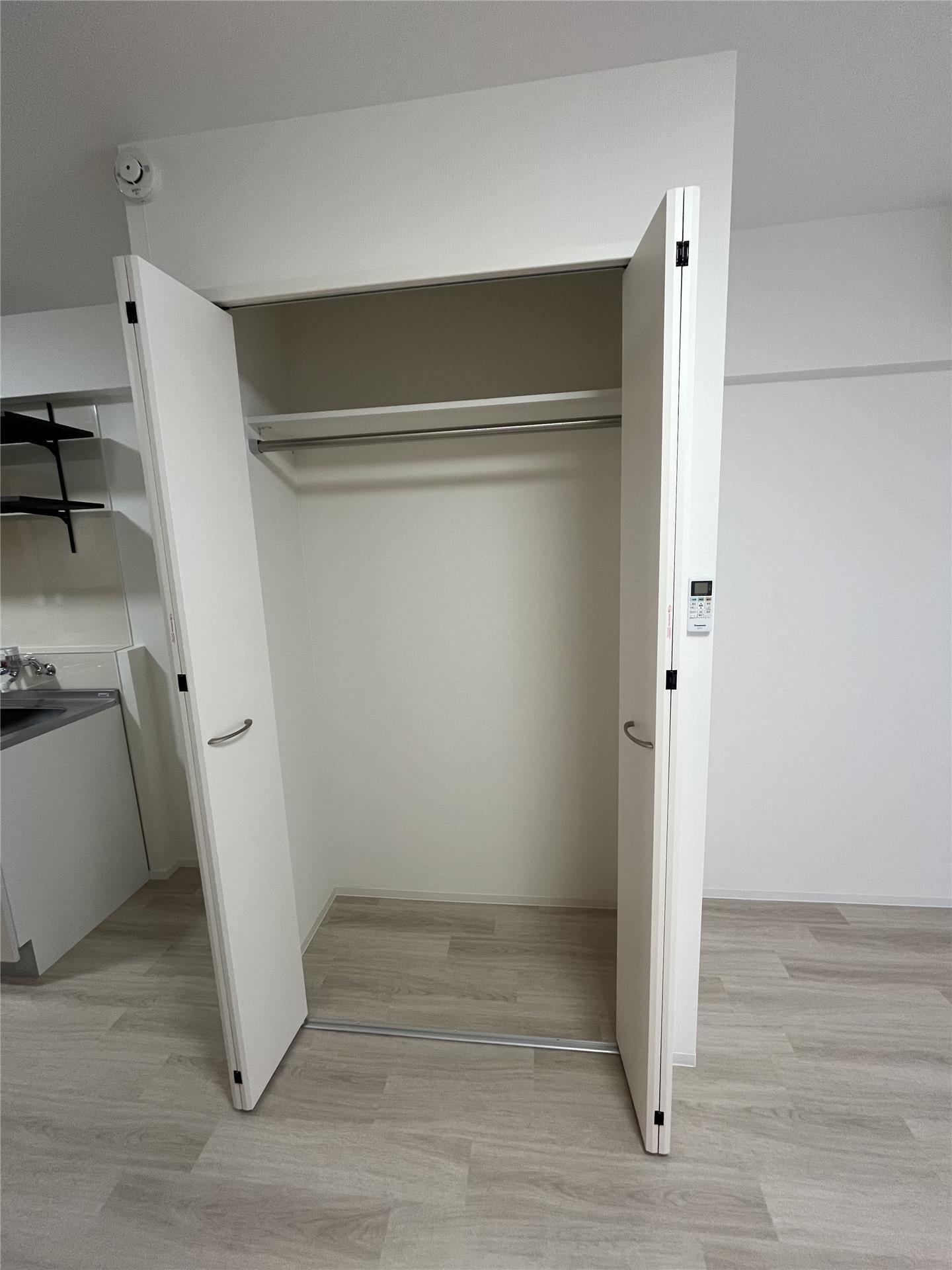 収納　ハンガーパイプ付きの収納です♪