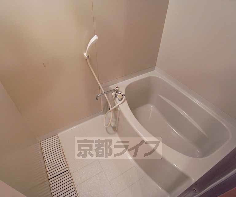 バス・シャワールーム　おおきめの浴室ですね。