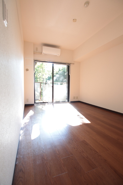 居室・リビング　洋室６帖は１Ｆでも日が良く入ります★★