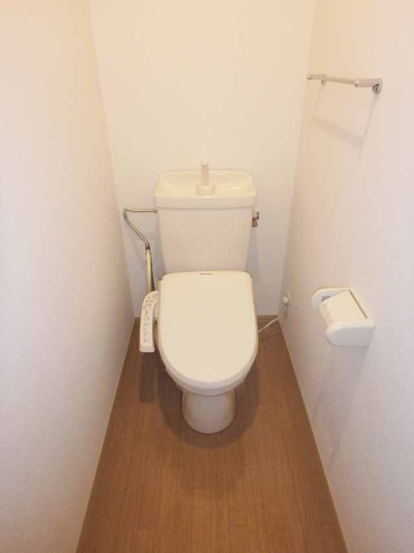 トイレ　温水洗浄便座付き☆
