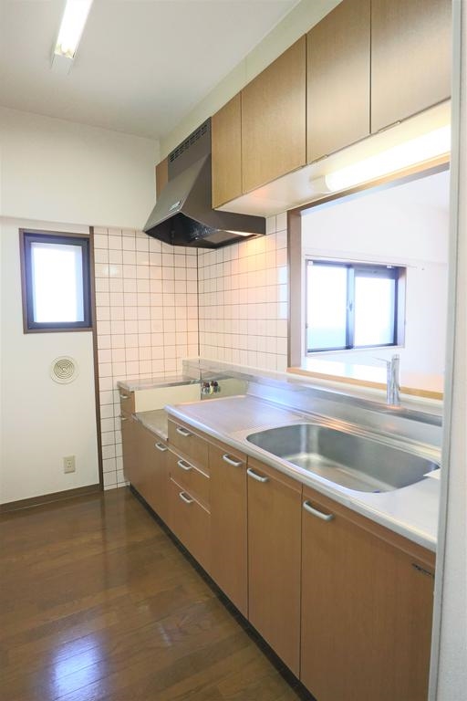 キッチン　※写真は別のお部屋の同タイプのものですが窓はついておりません