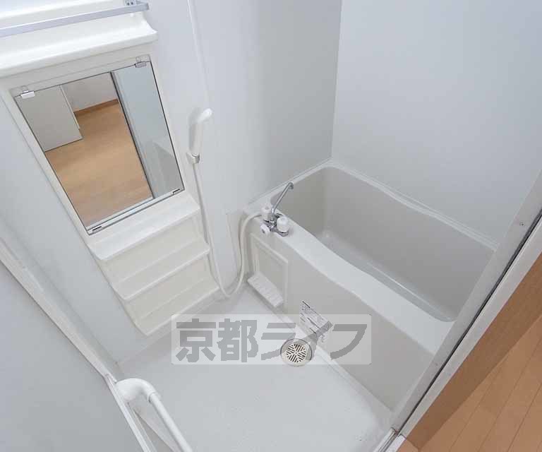 バス・シャワールーム　白い清潔なバスルーム