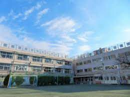 小学校　世田谷区立松丘小学校（小学校）まで674m