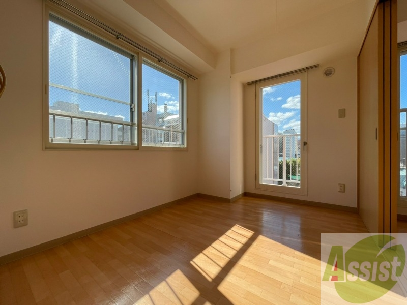 その他部屋・スペース　こちらが寝室です。窓が大きくて明るいですね。