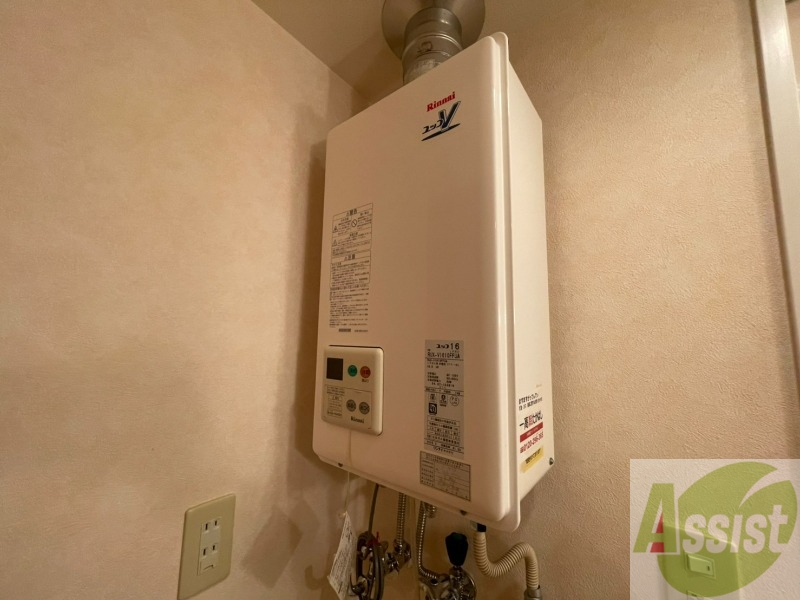 その他設備　給湯器は簡単操作で温度調整ができますよ。