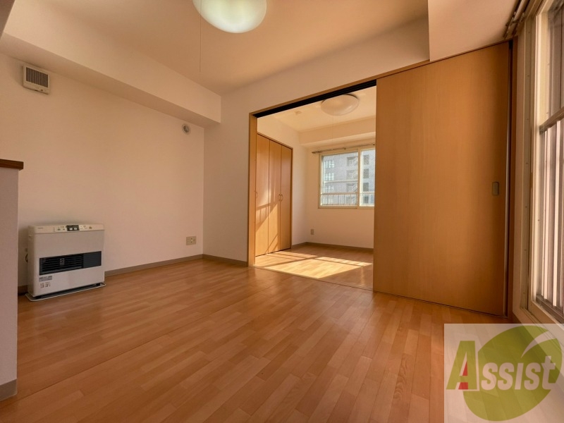 居室・リビング　リビングです。木目のフローリングが落ち着きますね。