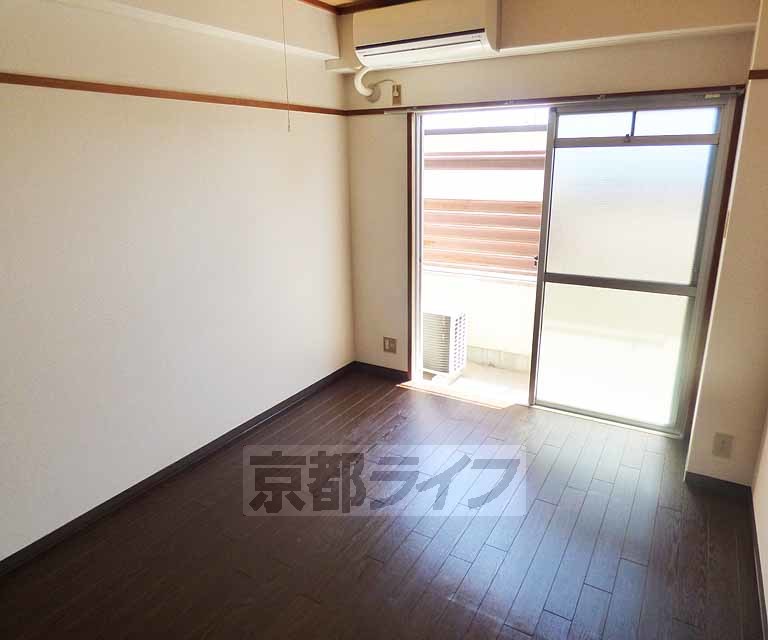 居室・リビング　落ち着いた雰囲気のお部屋です