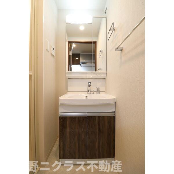 洗面設備　内装は別部屋の参考写真です。