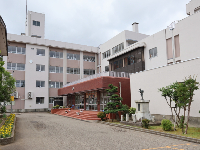 小学校　上越市立稲田小学校（小学校）まで918m