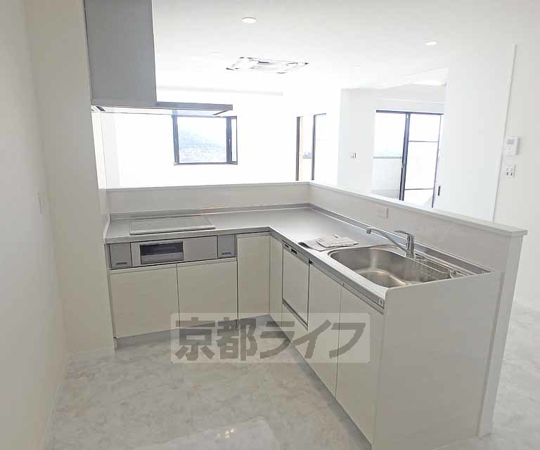 キッチン　Ｌ字型の対面式システムキッチンです。