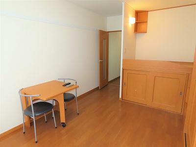 居室・リビング　家具家電が備え付けのお部屋です