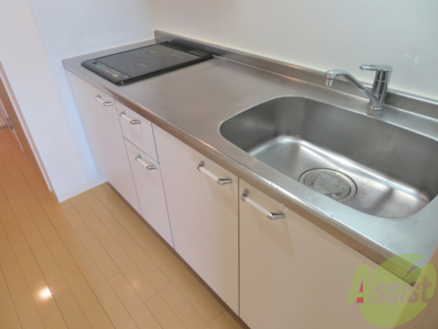 キッチン　シンプルなキッチンです。一人暮らしにはちょうどいいサイズ。