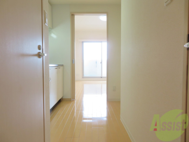 玄関　玄関の様子です。明るい印象ですね～。窮屈感ナシ。