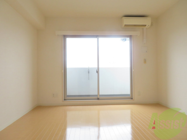 居室・リビング　９帖の洋室です。広々として、きれいですね。