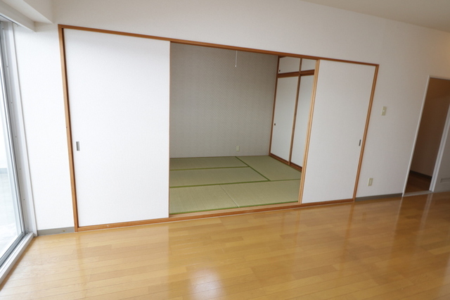 居室・リビング　Ｆ３０２・ＬＤＫ＋和室