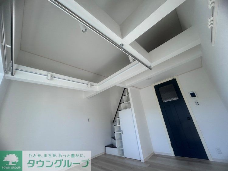 居室・リビング　白が基調の明るい室内（※101号室現地写真）