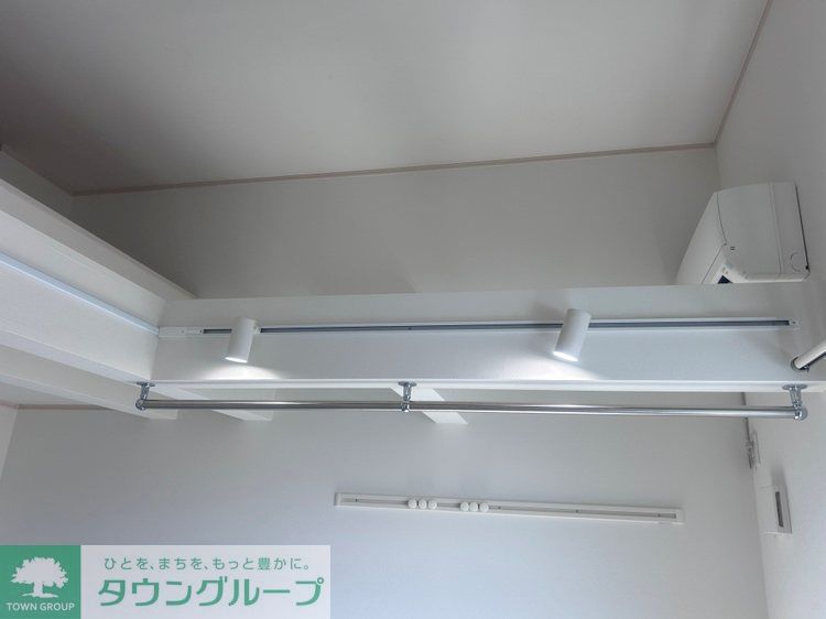 その他　表し梁にはハンガーパイプがついています！