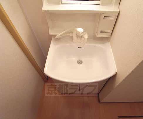 洗面設備　シャンプードレッサ付きの独立洗面台です。