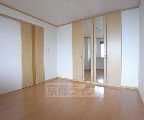 居室・リビング　鏡付きのお部屋です。