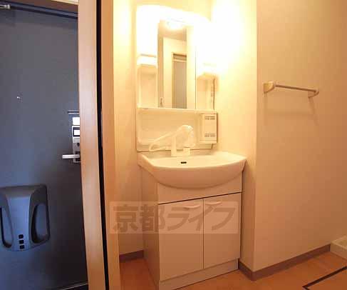 洗面設備　シャンプードレッサ付きの独立洗面台です。