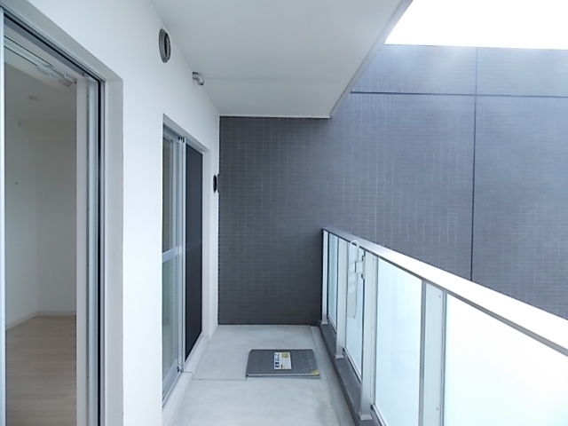 バルコニー　室内写真は別部屋の写真です。