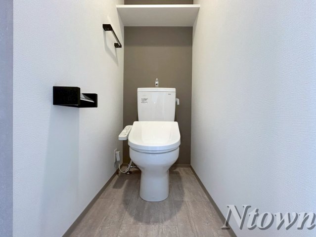 トイレ　落ち着いた色調のトイレです