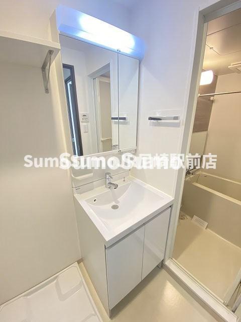洗面設備　独立洗面化粧台が付いています