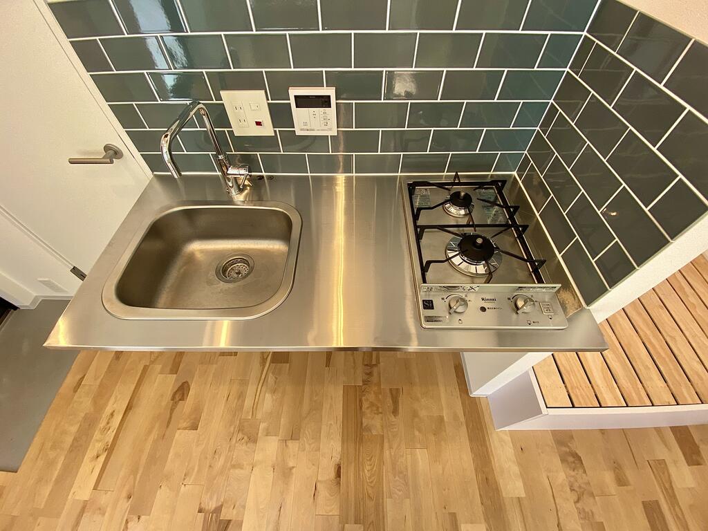 キッチン　ブルーのタイルがアクセント