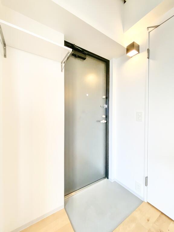 玄関　生活感を抑えた収納スペース付き